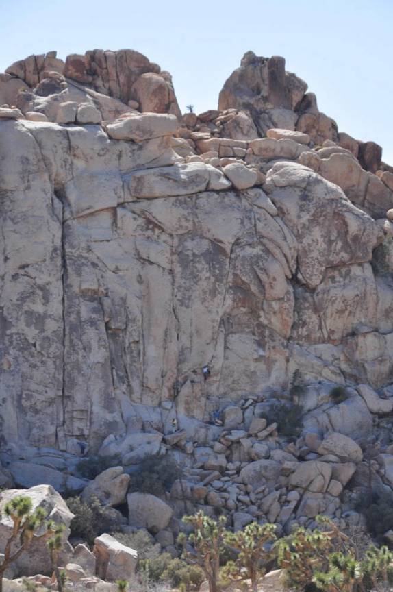 Para onde se olhe, há grandes paredões de pedra e pessoas escalando, no Joshua Tree National Park, região de Pioneertown, na Califórnia - Estados Unidos